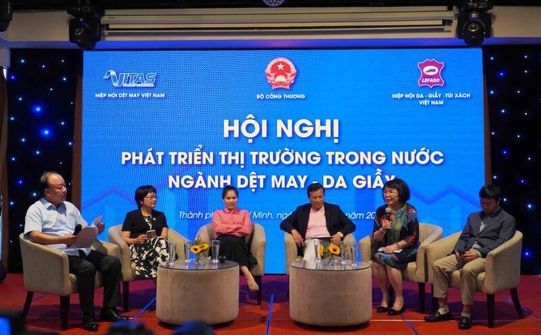 Các diễn giả trao đổi tại hội nghị