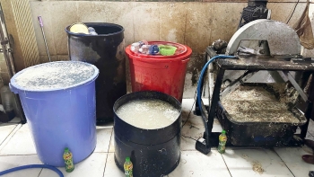 Phát hiện cơ sở ngâm hoa chuối trong hóa chất tẩy trắng