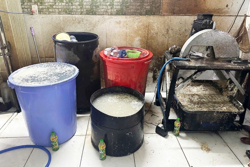 Cơ sở do bà M làm chủ sử dụng hoá chất tẩy trắng chế biến thực phẩm hoa chuối. Ảnh: CA Cơ sở do bà M làm chủ sử dụng hoá chất tẩy trắng chế biến thực phẩm hoa chuối. Ảnh: CA