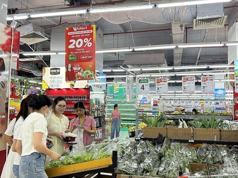 Khách hàng mua sắm tại siêu thị WinMart Khách hàng mua sắm tại siêu thị WinMart