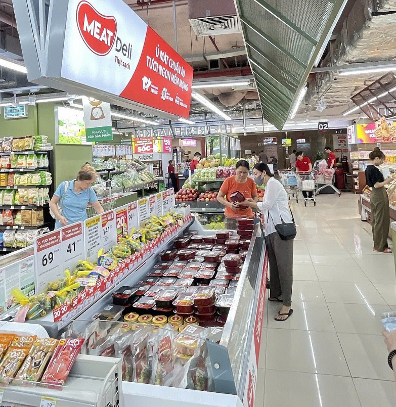 Người tiêu dùng chọn thịt ủ mát MEATDeli tại siêu thị Người tiêu dùng chọn thịt ủ mát MEATDeli tại siêu thị