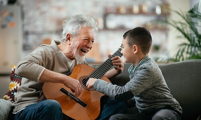 Từ xa xưa, con người đã theo bản năng tìm đến âm nhạc như một cách để giải tỏa cảm xúc. Từ xa xưa, con người đã theo bản năng tìm đến âm nhạc như một cách để giải tỏa cảm xúc.