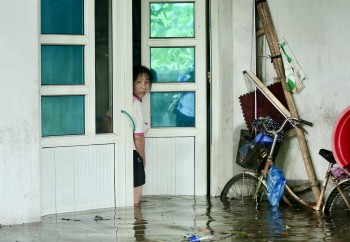 Thanh Hóa: Lũ dâng cao bất ngờ, nhiều hộ dân bất lực nhìn đồ đạc chìm trong nước