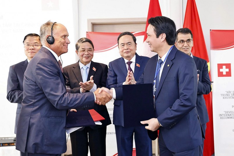 Đại diện BIDV và TDM ký kết Biên bản ghi nhớ hợp tác