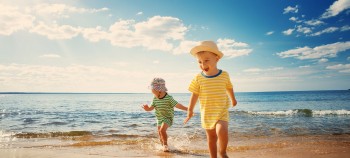 Bí quyết chăm sóc da cho trẻ viêm da cơ địa khi đi du lịch dịp lễ 2/9