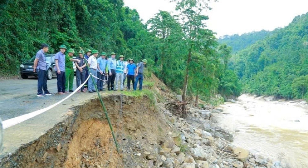 Phó Chủ tịch UBND tỉnh Mai Xuân Liêm kiểm tra, chỉ đạo khắc phục thiệt hại sau bão số 5 tại xã Yên Nhân và Bát Mọt