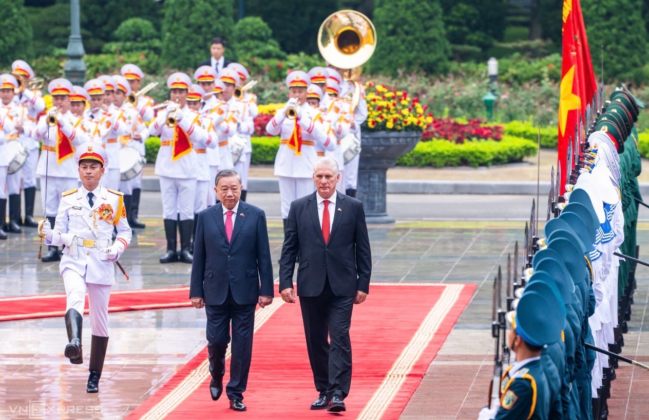 Tổng Bí thư Tô Lâm và Bí thư thứ nhất, Chủ tịch Cuba Miguel Diaz-Canel Bermudez duyệt đội danh dự tại Phủ Chủ tịch ngày 1/9. Ảnh: Giang Huy Tổng Bí thư Tô Lâm và Bí thư thứ nhất, Chủ tịch Cuba Miguel Diaz-Canel Bermudez duyệt đội danh dự tại Phủ Chủ tịch ngày 1/9. Ảnh: Giang Huy