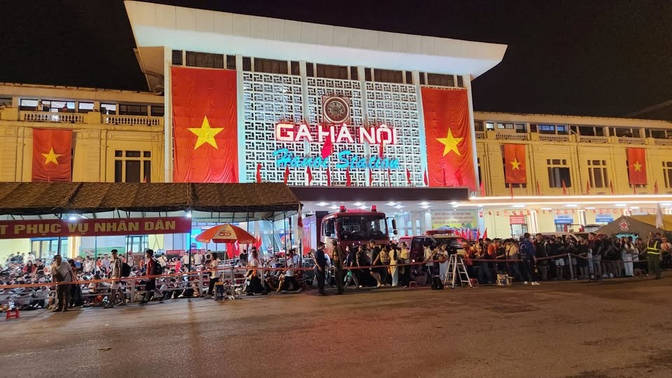 04:35 - 02/09/2025 Người dân ngồi xuyên đêm háo hức chờ đoàn diễu binh  Tại khu vực đường Trần Hưng Đạo giao cắt đường Lê Duẩn, nơi sẽ có các khối diễu binh, diễu hành đi qua, hàng ngàn người dân ngồi kín hai bên đường xuyên đêm háo hức chờ đón đại lễ lớn của đất nước. 