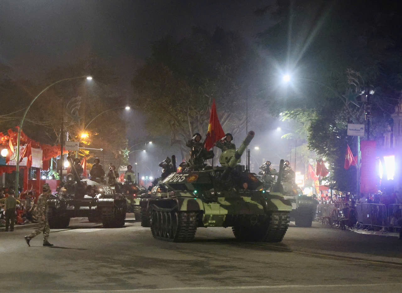 Xe tăng đi qua đường Thanh Niên tới vị trí tập kết. Ảnh: Nguyễn Hưởng