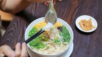 Khám phá quán ăn ngon và tiện lợi quanh các tuyến đường diễu binh