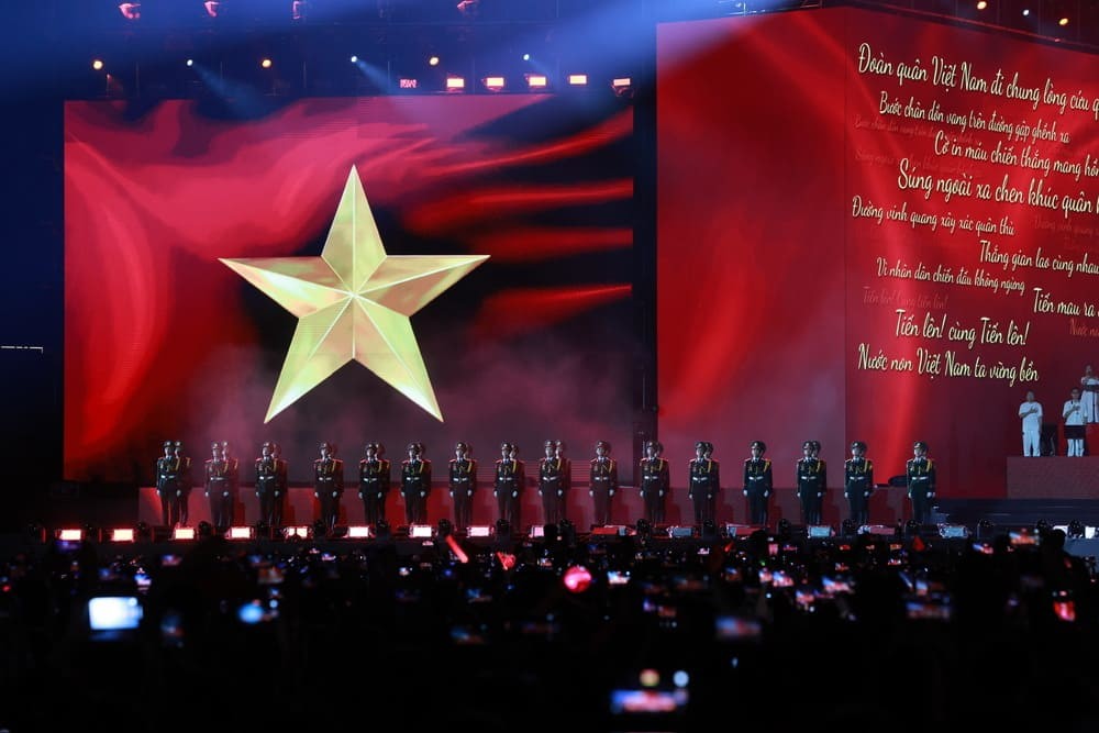 Không khí trang nghiêm trong khoảnh khắc ca khúc “Tiến quân ca” vang lên. Ảnh: Hải Nguyễn Không khí trang nghiêm trong khoảnh khắc ca khúc “Tiến quân ca” vang lên. Ảnh: Hải Nguyễn