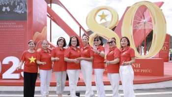 Trung tâm Triển lãm Việt Nam được “nhuộm đỏ” bởi triệu trái tim yêu nước