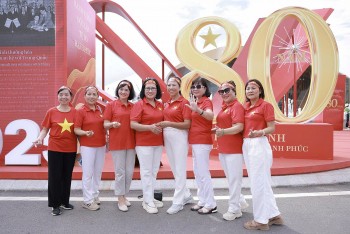 Trung tâm Triển lãm Việt Nam được “nhuộm đỏ” bởi triệu trái tim yêu nước