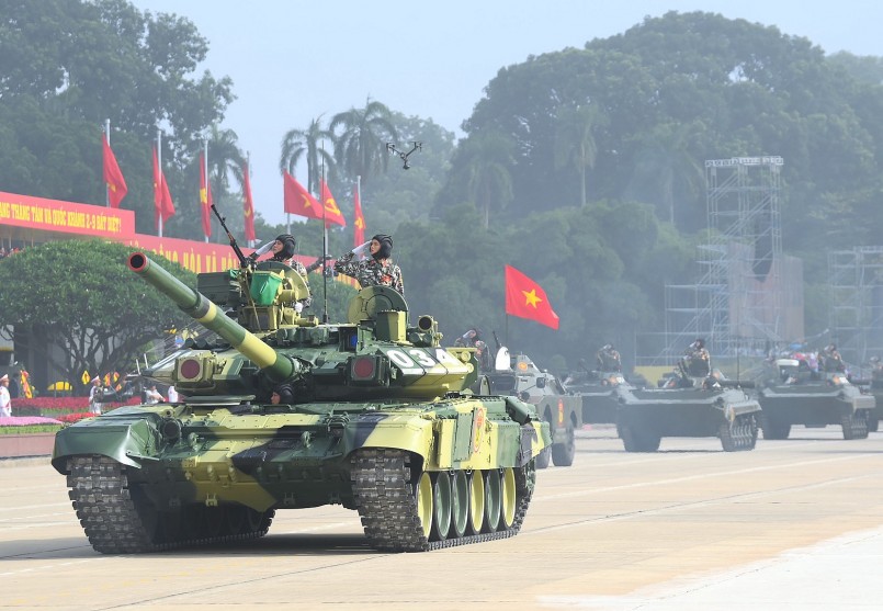 Hình ảnh những chiếc xe tăng uy dũng lăn bánh trên đường phố Hà Nội