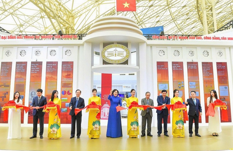 Thống đốc NHNN Việt Nam Nguyễn Thị Hồng, Phó Thống đốc thường trực Đào Minh Tú cùng các Phó Thống đốc Đoàn Thái Sơn, Phạm Thanh Hà, Nguyễn Ngọc Cảnh và Chủ tịch HĐQT BIDV Phan Đức Tú cắt băng khai trương gian triển lãm Ngân hàng Việt Nam Thống đốc NHNN Việt Nam Nguyễn Thị Hồng, Phó Thống đốc thường trực Đào Minh Tú cùng các Phó Thống đốc Đoàn Thái Sơn, Phạm Thanh Hà, Nguyễn Ngọc Cảnh và Chủ tịch HĐQT BIDV Phan Đức Tú cắt băng khai trương gian triển lãm Ngân hàng Việt Nam