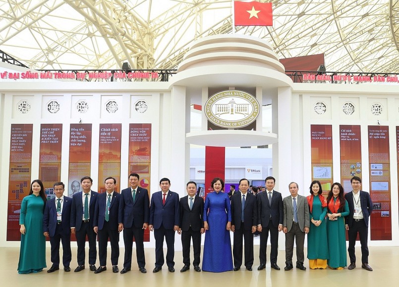 Các đồng chí lãnh đạo Đảng, Nhà nước, lãnh đạo NHNN, lãnh đạo BIDV chụp ảnh lưu niệm tại Triển lãm Các đồng chí lãnh đạo Đảng, Nhà nước, lãnh đạo NHNN, lãnh đạo BIDV chụp ảnh lưu niệm tại Triển lãm