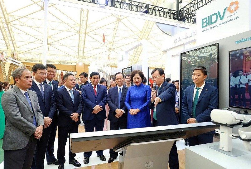 Đại diện BIDV giới thiệu các sản phẩm tài chính số tới Ban Lãnh đạo Ngân hàng Nhà nước Việt Nam tại gian trưng bày của BIDV Đại diện BIDV giới thiệu các sản phẩm tài chính số tới Ban Lãnh đạo Ngân hàng Nhà nước Việt Nam tại gian trưng bày của BIDV