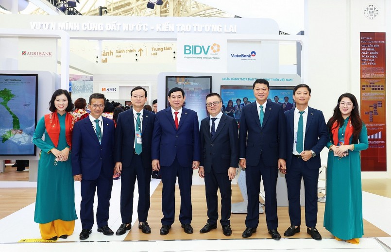 Đồng chí Lê Quốc Minh - Ủy viên Trung ương Đảng, Phó Trưởng Ban Tuyên Giáo và Dân vận Trung ương, Tổng Biên tập báo Nhân dân - tham quan gian trưng bày triển lãm của BIDV Đồng chí Lê Quốc Minh - Ủy viên Trung ương Đảng, Phó Trưởng Ban Tuyên Giáo và Dân vận Trung ương, Tổng Biên tập báo Nhân dân - tham quan gian trưng bày triển lãm của BIDV