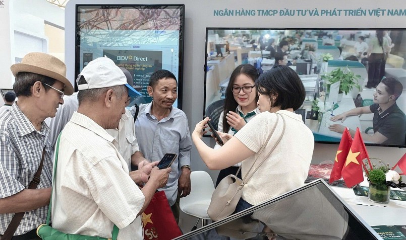 Cán bộ BIDV kịp thời hướng dẫn nhân dân liên kết tài khoản ngân hàng trên ứng dụng VneID để nhận quà từ Chính phủ Cán bộ BIDV kịp thời hướng dẫn nhân dân liên kết tài khoản ngân hàng trên ứng dụng VneID để nhận quà từ Chính phủ