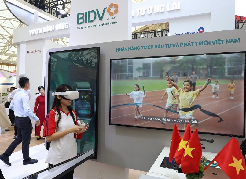 Gian trưng bày của BIDV kết hợp giữa yếu tố lịch sử và hiện đại, công nghệ và trải nghiệm thực tế Gian trưng bày của BIDV kết hợp giữa yếu tố lịch sử và hiện đại, công nghệ và trải nghiệm thực tế