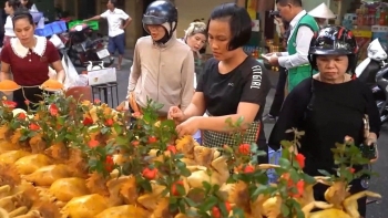 Gà ngậm hoa hồng nửa triệu đồng/con gây sốt chợ nhà giàu Hà Nội ngày Rằm