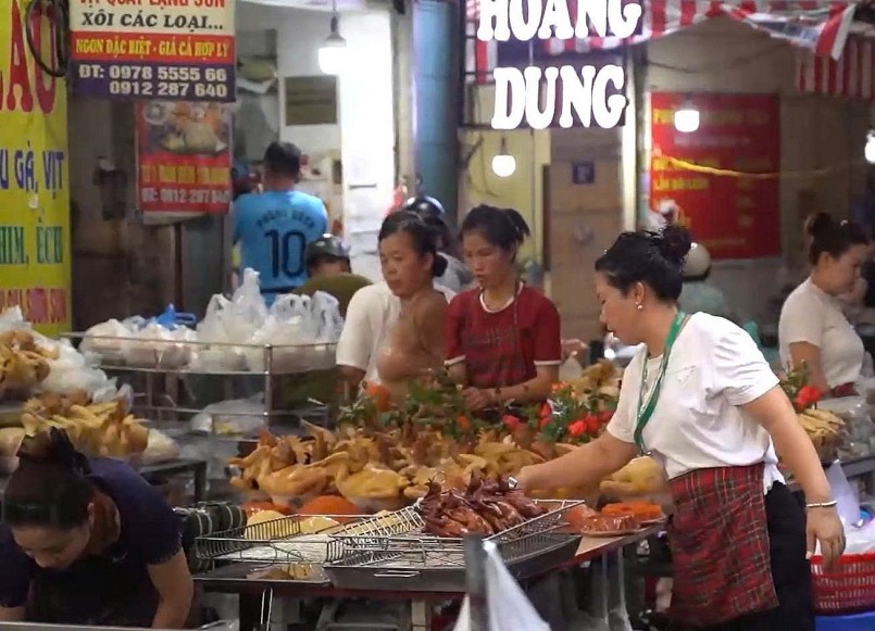 Bên trong các cửa hàng, rất đông nhân viên đang làm việc, người sơ chế, người nhặt lông, người mổ, người rửa gà, người chốt đơn online (trực tuyến qua các ứng dụng công nghệ). Bên trong các cửa hàng, rất đông nhân viên đang làm việc, người sơ chế, người nhặt lông, người mổ, người rửa gà, người chốt đơn online (trực tuyến qua các ứng dụng công nghệ).