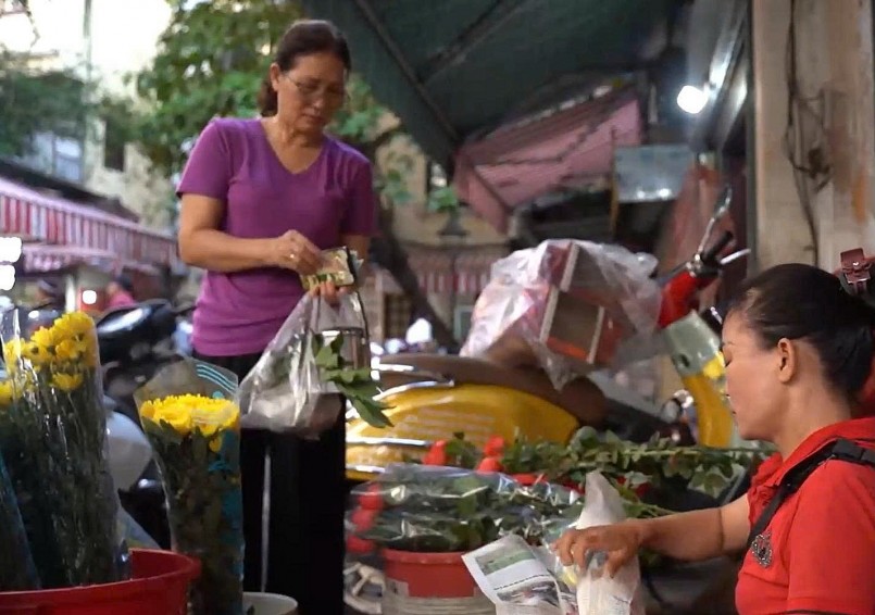 Cũng tại chợ Hàng Bè, hoa lễ dịp Rằm tháng 7 năm nay cũng tăng giá nhẹ: hoa hồng có giá từ 5.000 – 8.000 đồng/bông, hoa ly có giá 15.000 – 30.000 đồng/bông, hoa cúc có giá từ 5.000 – 7.000 đồng/bông, hoa lay ơn có giá 10.000 – 15.000 đồng/bông, giá một bát canh bóng tại chợ Hàng Bè cũng dao động từ 70.000 đến 120.000 đồng. Mặc dù giá cao nhưng vẫn hút người mua. Cũng tại chợ Hàng Bè, hoa lễ dịp Rằm tháng 7 năm nay cũng tăng giá nhẹ: hoa hồng có giá từ 5.000 – 8.000 đồng/bông, hoa ly có giá 15.000 – 30.000 đồng/bông, hoa cúc có giá từ 5.000 – 7.000 đồng/bông, hoa lay ơn có giá 10.000 – 15.000 đồng/bông, giá một bát canh bóng tại chợ Hàng Bè cũng dao động từ 70.000 đến 120.000 đồng. Mặc dù giá cao nhưng vẫn hút người mua.