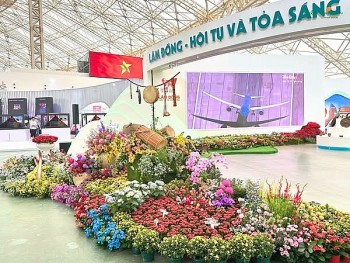 Chủ trương tiết kiệm lễ khai giảng và tác động ngoài dự kiến đến nông dân trồng hoa