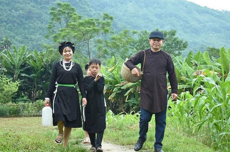 Cặp vợ chồng dân tộc Tày, Nùng ở Cao Bằng cùng con cái đi Tết “Pây Tái” Cặp vợ chồng dân tộc Tày, Nùng ở Cao Bằng cùng con cái đi Tết “Pây Tái”