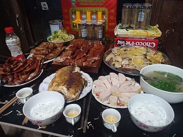 Một mâm cơm cúng lễ “Pây tái”. Một mâm cơm cúng lễ “Pây tái”.