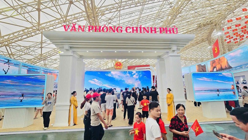 Không gian Triển lãm “Văn phòng Chính phủ - 80 năm đồng hành cùng dân tộc” đã thu hút sự quan tâm của đông đảo đại biểu và khách tham quan - Ảnh: VGP Không gian Triển lãm “Văn phòng Chính phủ - 80 năm đồng hành cùng dân tộc” đã thu hút sự quan tâm của đông đảo đại biểu và khách tham quan - Ảnh: VGP