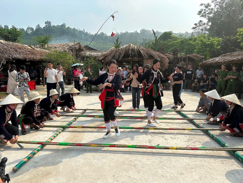 Đến với bản Miền, du khách sẽ được hòa mình vào không gian văn hóa – sinh thái độc đáo. Đến với bản Miền, du khách sẽ được hòa mình vào không gian văn hóa – sinh thái độc đáo.