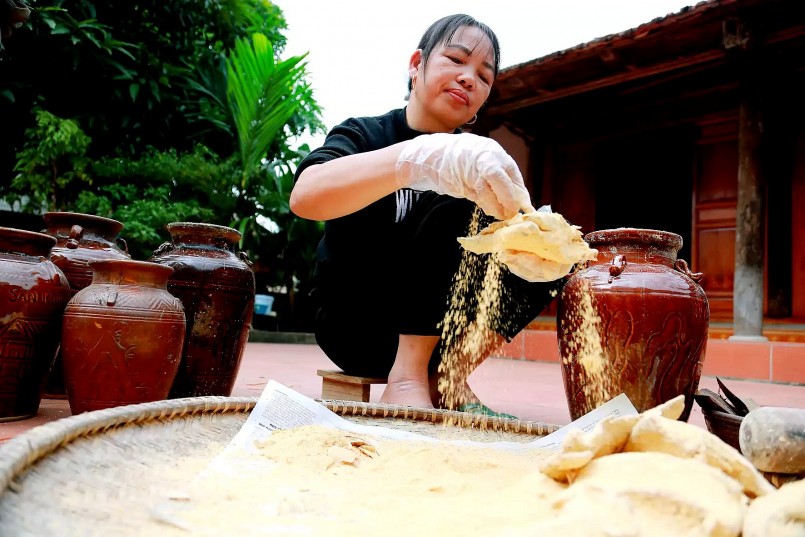 Cá được làm sạch, bóp muối thật kỹ để khử tanh và giúp thịt săn chắc. Cá được làm sạch, bóp muối thật kỹ để khử tanh và giúp thịt săn chắc.