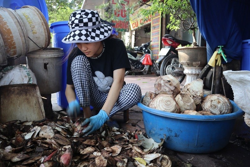 Để có một nồi canh ngon, người ta phải sơ chế kỹ lưỡng và mất nhiều thời gian. Để có một nồi canh ngon, người ta phải sơ chế kỹ lưỡng và mất nhiều thời gian.