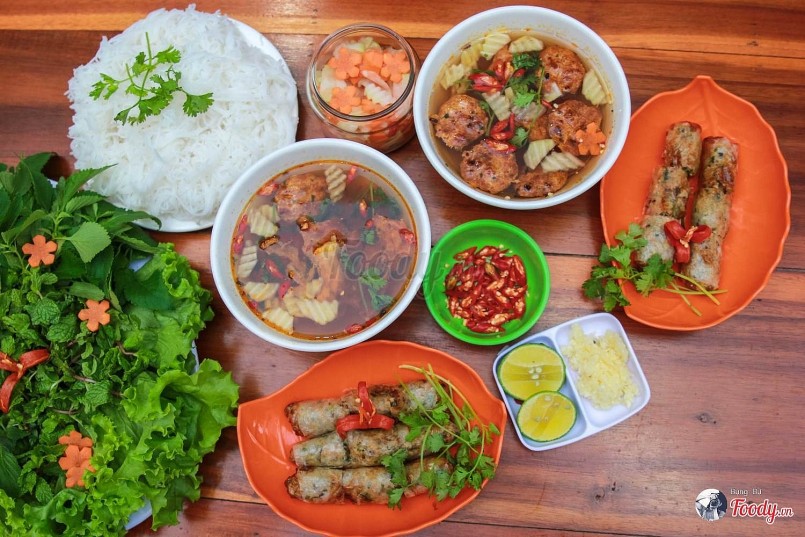 Bún chả có thể không cầu kỳ như phở, nhưng lại là món ăn khiến người ta dễ nghiện ngay từ lần đầu thưởng thức. Bún chả có thể không cầu kỳ như phở, nhưng lại là món ăn khiến người ta dễ nghiện ngay từ lần đầu thưởng thức.