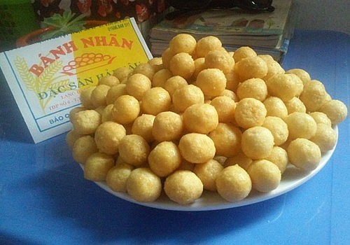 Chỉ cần phơi bánh đến khi nguội, một mẻ bánh nhãn vàng ươm, mùi thơm ngậy đã được ra lò. Chỉ cần phơi bánh đến khi nguội, một mẻ bánh nhãn vàng ươm, mùi thơm ngậy đã được ra lò.