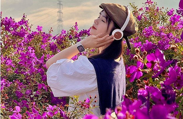 Du khách hòa mình vào không gian của mây, núi và hoa ở đồi sim Suối Bon. Du khách hòa mình vào không gian của mây, núi và hoa ở đồi sim Suối Bon.