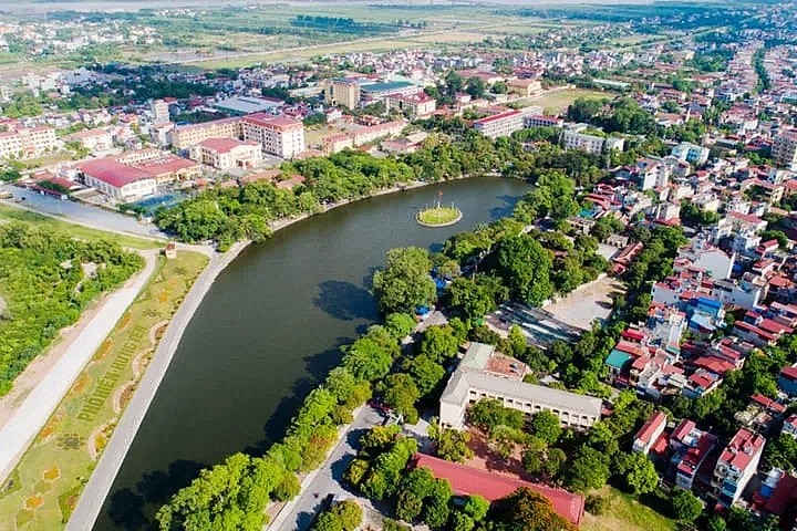 Sông Hồng mềm mại bao quanh phố hiến ngày nay Sông Hồng mềm mại bao quanh phố hiến ngày nay