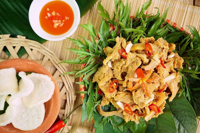 Thịt chua đất Tổ ăn kèm với lá ổi, sung, đinh lăng Thịt chua đất Tổ ăn kèm với lá ổi, sung, đinh lăng