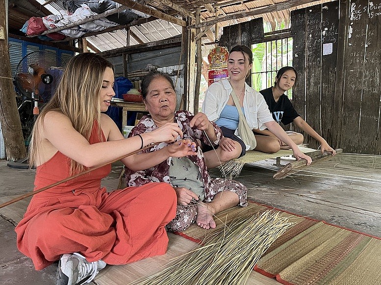 Khách quốc tế tham quan làng nghề tại Bến Tre - Ảnh: VGP/Hoàng Trung Khách quốc tế tham quan làng nghề tại Bến Tre - Ảnh: VGP/Hoàng Trung