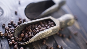 Giá tiêu hôm nay 15/8: Thị trường ổn định ở mức cao, xuất khẩu sang Trung Quốc tăng vọt 54%