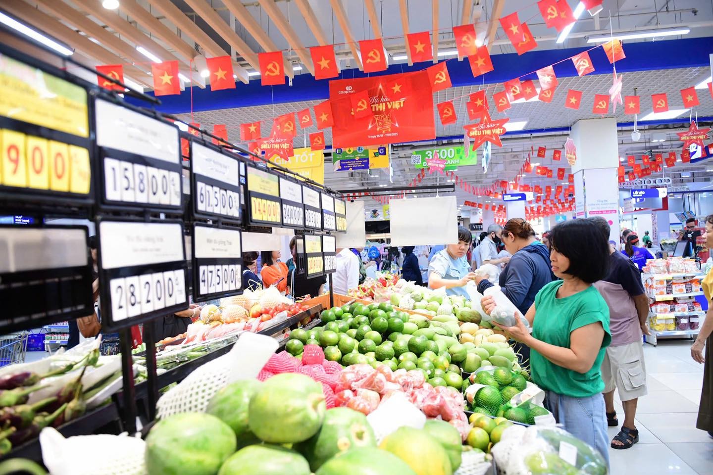 Khách hàng đang mua hàng việt tại siêu thị Khách hàng đang mua hàng việt tại siêu thị