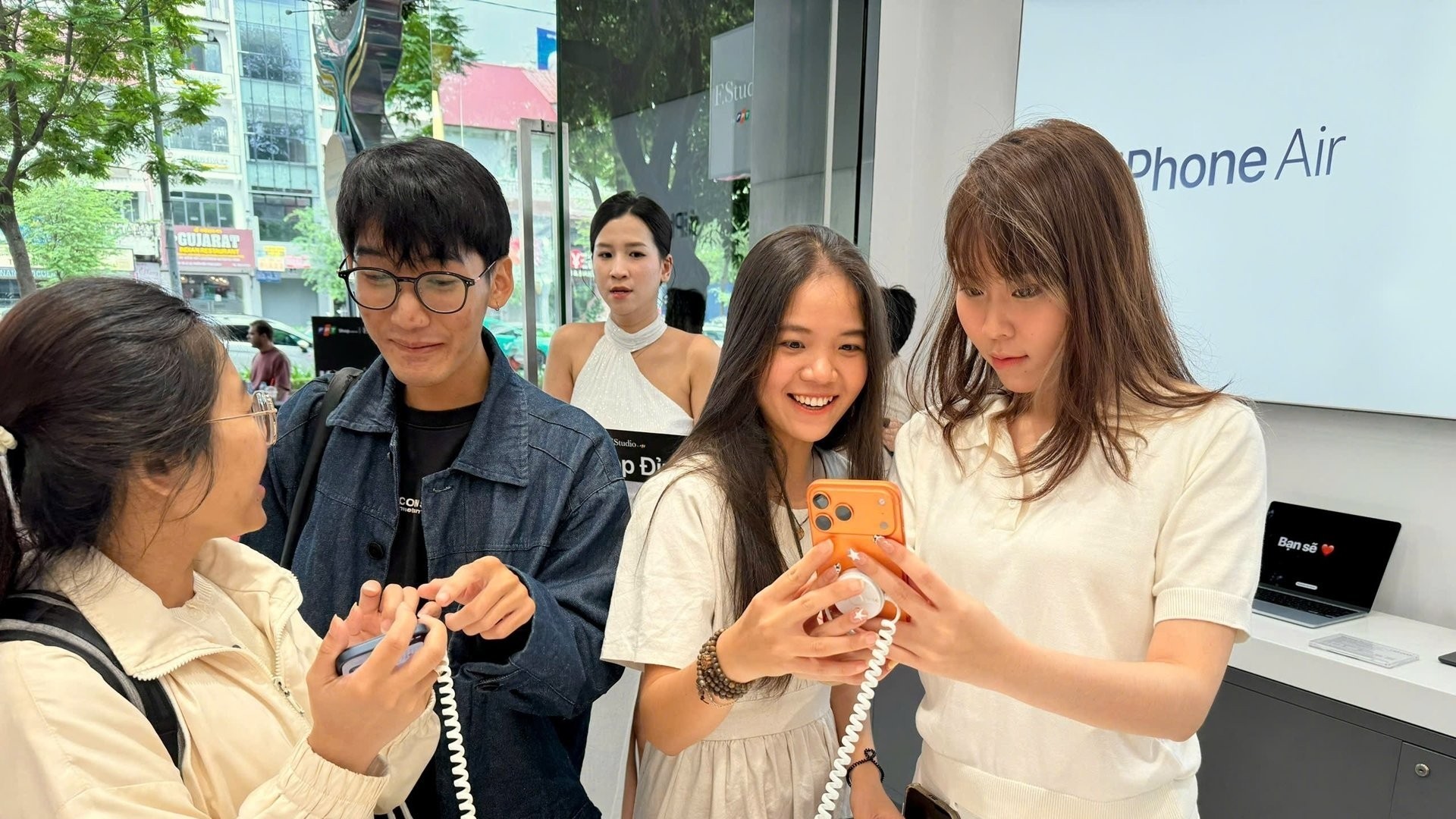 FPT Shop và F.Studio by FPT mở bán iPhone 17 và iPhone Air. Ảnh: DN FPT Shop và F.Studio by FPT mở bán iPhone 17 và iPhone Air. Ảnh: DN