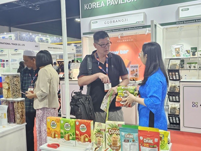 Đặc sản bánh dừa nướng Việt Nam được du khách quốc tế yêu thích bởi hương vị ngọt, béo ngậy, lại giòn và thơm tự nhiên - Ảnh: NHẬT XUÂN Đặc sản bánh dừa nướng Việt Nam được du khách quốc tế yêu thích bởi hương vị ngọt, béo ngậy, lại giòn và thơm tự nhiên - Ảnh: NHẬT XUÂN