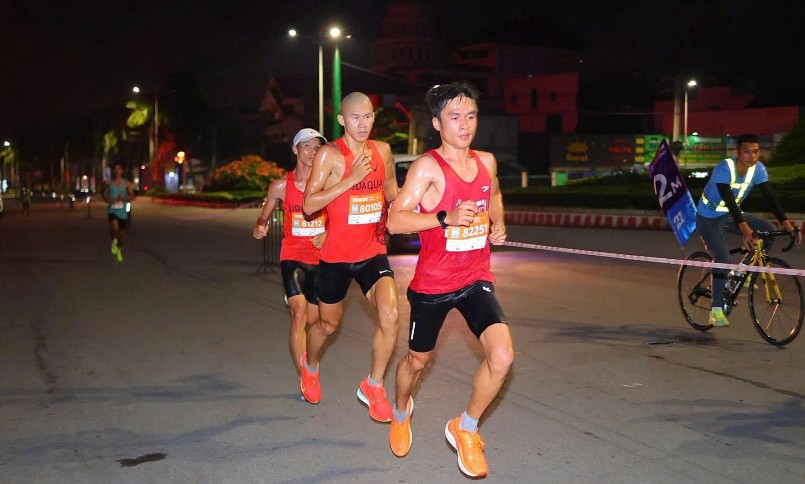 (Từ phải sang) Trương Trí Tâm, Triệu Tiến Luyện và Lý Nhân Tín cạnh tranh ở nhóm đầu 21km. Ảnh: VnExpress Marathon (Từ phải sang) Trương Trí Tâm, Triệu Tiến Luyện và Lý Nhân Tín cạnh tranh ở nhóm đầu 21km. Ảnh: VnExpress Marathon