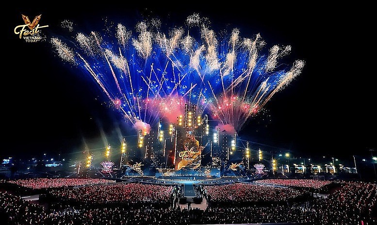 Màn bắn pháo hoa tại đại nhạc hội - Ảnh: VTV