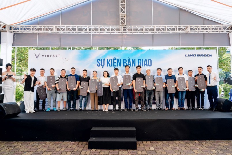 Sáng 19/9, lễ bàn giao VinFast Limo Green đã diễn ra đồng thời ở Cung Thể thao Tổng hợp Quần Ngựa (Hà Nội), Trung tâm Hội chợ Triển lãm Đà Nẵng (Đà Nẵng) và Công viên bờ sông Sài Gòn (TP.HCM).