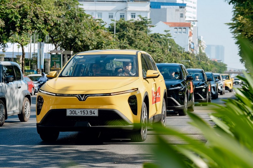 Khu trưng bày sản phẩm cũng thu hút đông đảo khách tham quan với mẫu Limo Green vàng rực rỡ.