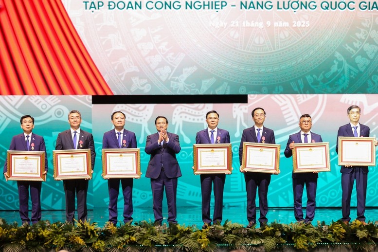 Thủ tướng Phạm Minh Chính trao Huân chương Lao động Hạng Nhất, Nhì, Ba cho các đồng chí lãnh đạo Tập đoàn - Ảnh: VGP