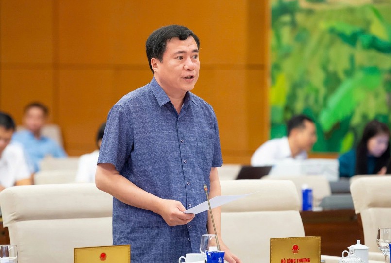 Thứ trưởng Bộ Công thương Nguyễn Sinh Nhật Tân trình bày tờ trình dự án luật tại phiên họp ẢNH: GIA HÂN Thứ trưởng Bộ Công thương Nguyễn Sinh Nhật Tân trình bày tờ trình dự án luật tại phiên họp ẢNH: GIA HÂN